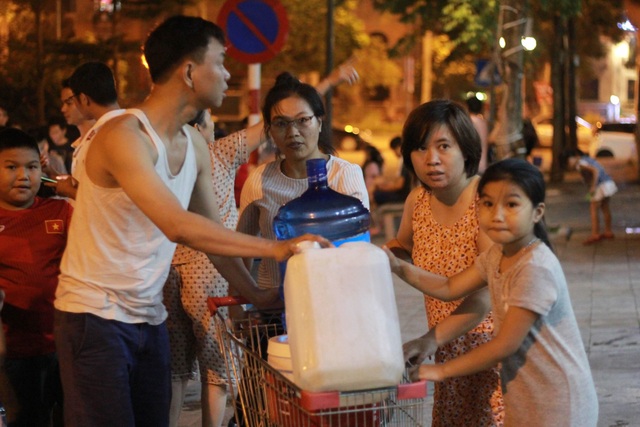 Người dân Hà Nội mang xô chậu, xếp hàng lúc nửa đêm lấy nước sạch miễn phí - 5 Người dân Hà Nội mang xô chậu, xếp hàng lúc nửa đêm lấy nước sạch miễn phí - 5