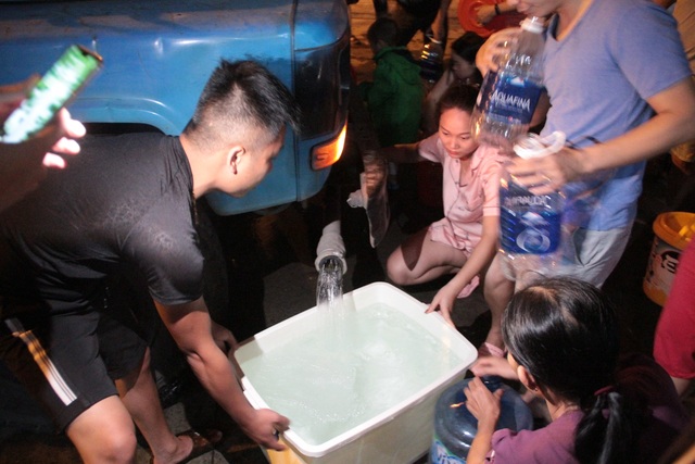 Người dân Hà Nội mang xô chậu, xếp hàng lúc nửa đêm lấy nước sạch miễn phí - 12 Người dân Hà Nội mang xô chậu, xếp hàng lúc nửa đêm lấy nước sạch miễn phí - 12