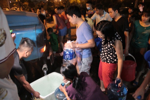 Người dân Hà Nội mang xô chậu, xếp hàng lúc nửa đêm lấy nước sạch miễn phí - 9 Người dân Hà Nội mang xô chậu, xếp hàng lúc nửa đêm lấy nước sạch miễn phí - 9