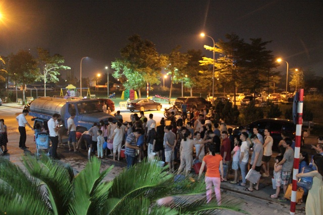 Người dân Hà Nội mang xô chậu, xếp hàng lúc nửa đêm lấy nước sạch miễn phí - 1 Người dân Hà Nội mang xô chậu, xếp hàng lúc nửa đêm lấy nước sạch miễn phí - 1