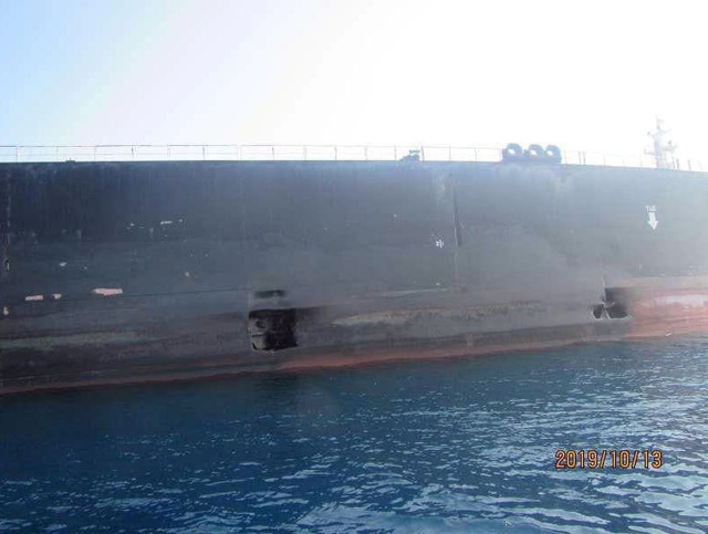 Iran công bố ảnh tàu dầu bị thủng lớn do trúng tên lửa