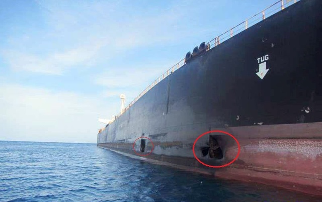 Iran công bố ảnh tàu dầu bị thủng lớn do trúng tên lửa
