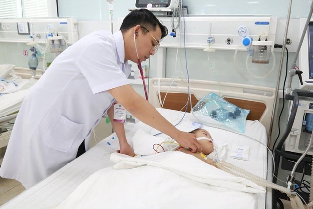 Bé gái viêm phổi nặng vì uống nhầm dầu hoả - 1 Bé gái viêm phổi nặng vì uống nhầm dầu hoả - 1