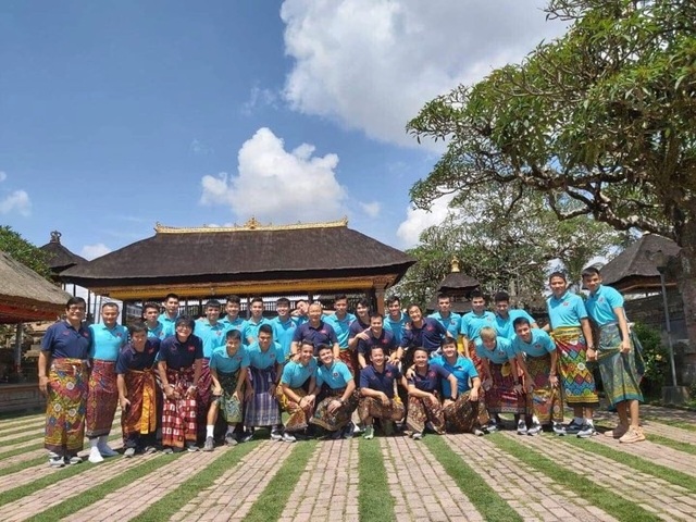 Đội tuyển Việt Nam thăm đền ở Bali, lên máy bay về nước