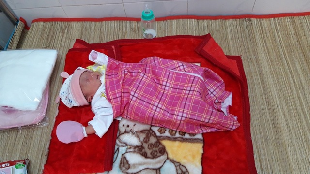 Vĩnh Long: Bé gái sơ sinh bị bỏ rơi dưới chân tượng phật - 1 Vĩnh Long: Bé gái sơ sinh bị bỏ rơi dưới chân tượng phật - 1