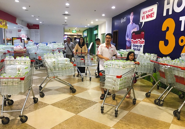 Hà Nội: Người dân ùn ùn đi mua nước đóng chai ở siêu thị - 13 Hà Nội: Người dân ùn ùn đi mua nước đóng chai ở siêu thị - 13
