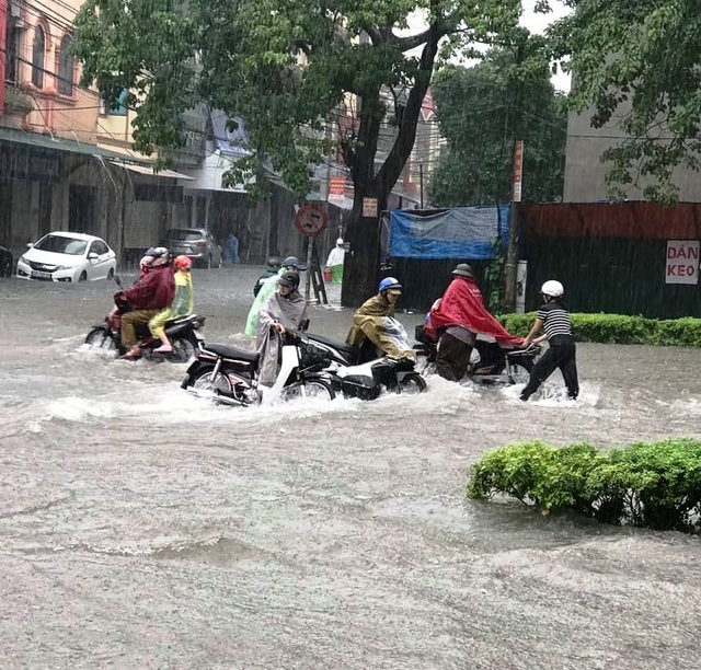 Huy động 80 cán bộ chiến sĩ công an giúp dân vượt lũ - 1 Huy động 80 cán bộ chiến sĩ công an giúp dân vượt lũ - 1