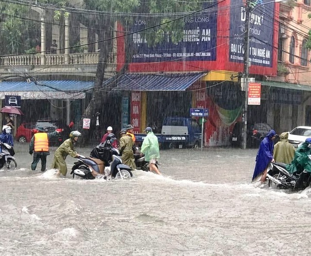 Huy động 80 cán bộ chiến sĩ công an giúp dân vượt lũ - 3 Huy động 80 cán bộ chiến sĩ công an giúp dân vượt lũ - 3