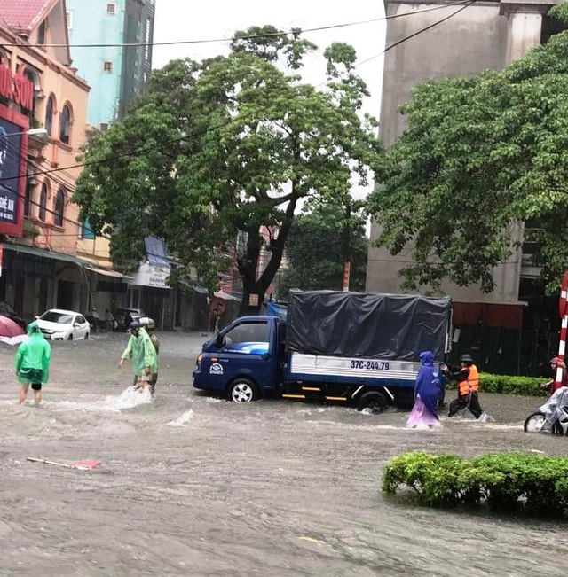 Huy động 80 cán bộ chiến sĩ công an giúp dân vượt lũ - 5 Huy động 80 cán bộ chiến sĩ công an giúp dân vượt lũ - 5