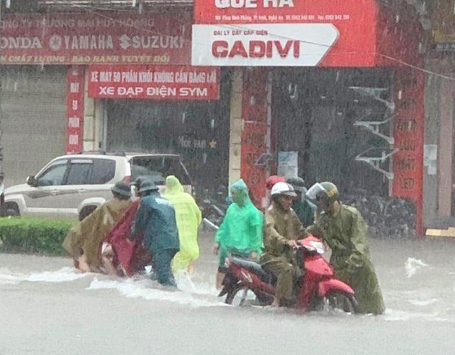 Huy động 80 cán bộ chiến sĩ công an giúp dân vượt lũ - 7 Huy động 80 cán bộ chiến sĩ công an giúp dân vượt lũ - 7