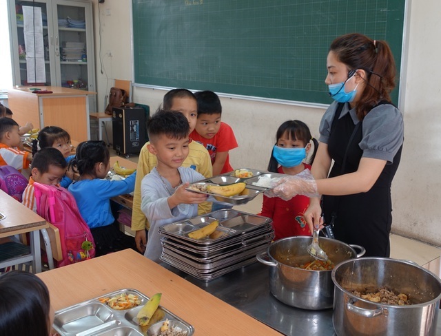Nước sông Đà nhiễm dầu: Nhiều trường dùng nước đóng bình để nấu bán trú - 1 Nước sông Đà nhiễm dầu: Nhiều trường dùng nước đóng bình để nấu bán trú - 1