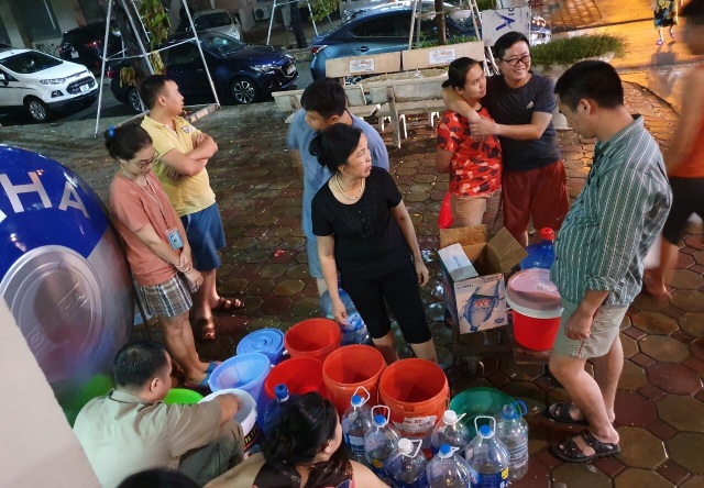 Dân Hà Nội xếp hàng nhiều giờ trong đêm, chờ đong từng chai nước về dùng - 11 Dân Hà Nội xếp hàng nhiều giờ trong đêm, chờ đong từng chai nước về dùng - 11