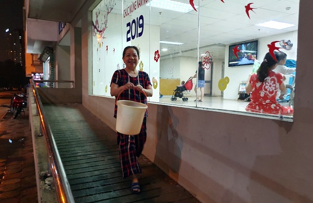 Dân Hà Nội xếp hàng nhiều giờ trong đêm, chờ đong từng chai nước về dùng - 6 Dân Hà Nội xếp hàng nhiều giờ trong đêm, chờ đong từng chai nước về dùng - 6