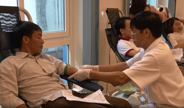 Quảng Bình: Hơn 600 cán bộ, đoàn viên thanh niên tham gia hiến máu cứu người - 2 Quảng Bình: Hơn 600 cán bộ, đoàn viên thanh niên tham gia hiến máu cứu người - 2