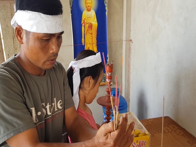Mẹ mất sớm, 3 đứa trẻ thơ dại mờ mịt tương lai! - 6 Mẹ mất sớm, 3 đứa trẻ thơ dại mờ mịt tương lai! - 6