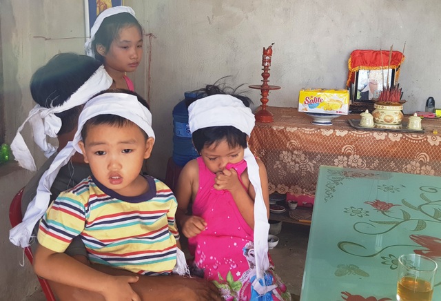 Mẹ mất sớm, 3 đứa trẻ thơ dại mờ mịt tương lai! - 4 Mẹ mất sớm, 3 đứa trẻ thơ dại mờ mịt tương lai! - 4