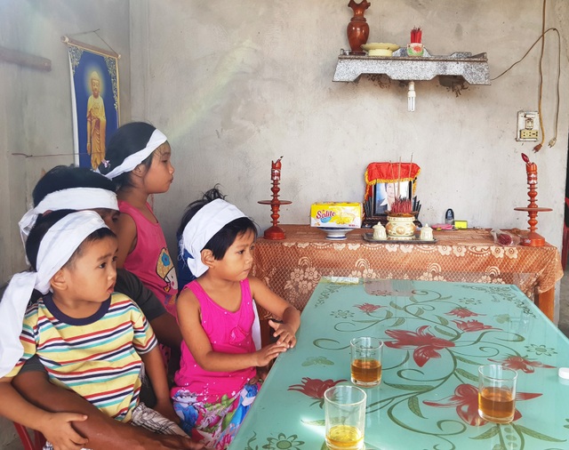 Mẹ mất sớm, 3 đứa trẻ thơ dại mờ mịt tương lai! - 5 Mẹ mất sớm, 3 đứa trẻ thơ dại mờ mịt tương lai! - 5