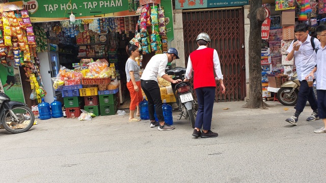 “Cháy hàng” nước đóng bình loại bình 20L, dân Hà Nội phải mua giá gấp 3 - 5