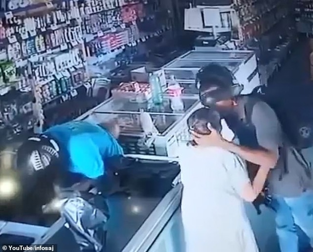 Video kẻ cướp mang súng nổi lòng trắc ẩn, hôn an ủi cụ bà gây bão mạng - 1 Video kẻ cướp mang súng nổi lòng trắc ẩn, hôn an ủi cụ bà gây bão mạng - 1