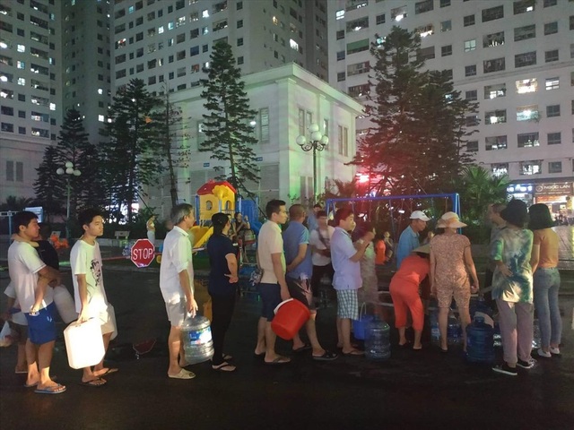 Phát hiện nước sạch phát miễn phí có mùi tanh, cư dân đành phải đổ bỏ - 2 Phát hiện nước sạch phát miễn phí có mùi tanh, cư dân đành phải đổ bỏ - 2