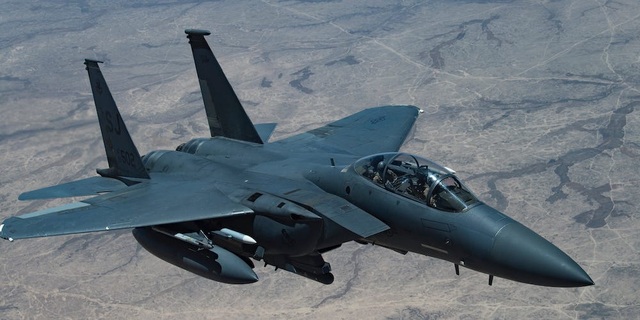 Mỹ điều máy bay chiến đấu tự phá hủy kho đạn tại căn cứ ở Syria - 1