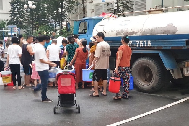 Phát hiện nước sạch phát miễn phí có mùi tanh, cư dân đành phải đổ bỏ - 1 Phát hiện nước sạch phát miễn phí có mùi tanh, cư dân đành phải đổ bỏ - 1