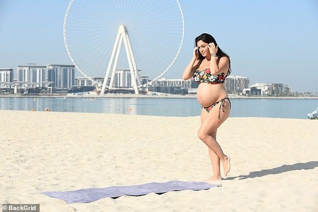 Casey Batchelor bế bụng bầu tập yoga trên biển - 1 Casey Batchelor bế bụng bầu tập yoga trên biển - 1