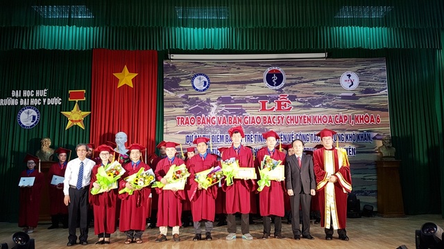 Bộ trưởng Y tế bàn giao thêm 27 bác sĩ trẻ về vùng sâu miền Trung Tây Nguyên - 2 Bộ trưởng Y tế bàn giao thêm 27 bác sĩ trẻ về vùng sâu miền Trung Tây Nguyên - 2