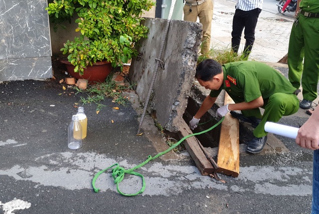 Bàt quả tang công ty giặt công nghiệp xả thải ra sông Soài Rạp - 1 Bàt quả tang công ty giặt công nghiệp xả thải ra sông Soài Rạp - 1