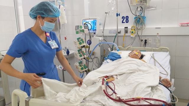 Người đàn ông bị cổng làng sập đè suýt chết, vợ đột quỵ khi chăm chồng - 2 Người đàn ông bị cổng làng sập đè suýt chết, vợ đột quỵ khi chăm chồng - 2