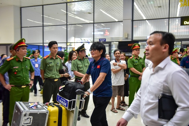 Đội tuyển Việt Nam về tới Hà Nội sau trận đại thắng Indonesia - 11 Đội tuyển Việt Nam về tới Hà Nội sau trận đại thắng Indonesia - 11