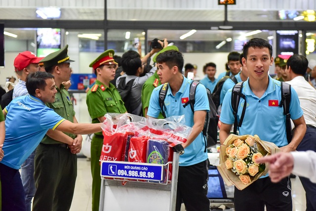Đội tuyển Việt Nam về tới Hà Nội sau trận đại thắng Indonesia - 7 Đội tuyển Việt Nam về tới Hà Nội sau trận đại thắng Indonesia - 7