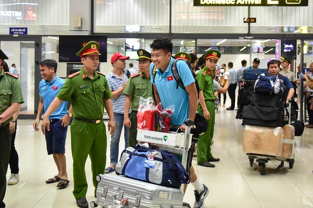 Đội tuyển Việt Nam về tới Hà Nội sau trận đại thắng Indonesia - 9 Đội tuyển Việt Nam về tới Hà Nội sau trận đại thắng Indonesia - 9