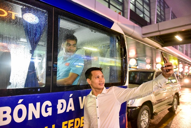 Đội tuyển Việt Nam về tới Hà Nội sau trận đại thắng Indonesia - 14 Đội tuyển Việt Nam về tới Hà Nội sau trận đại thắng Indonesia - 14