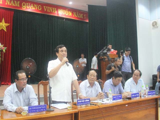 Ông Phan Việt Cường (đứng), Bí thư Tỉnh ủy Quảng Nam, phát biểu tại buổi đối thoại với người mua đất của Cty Bách Đạt An và Cty Hoàng Nhất Nam. (Ảnh: Trương Hồng)