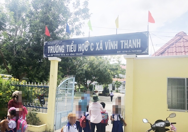 Tạm thời không cho “giáo viên bỏ vở học sinh xuống nền nhà” đứng lớp - 1 Tạm thời không cho “giáo viên bỏ vở học sinh xuống nền nhà” đứng lớp - 1