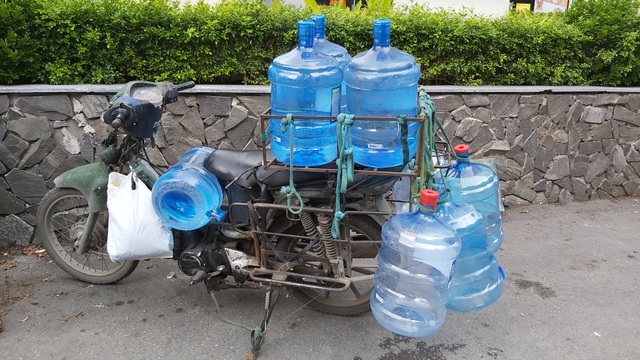 Hà Nội: Quầy nước siêu thị trống trơn, dân buôn nước hối hả, gắt gỏng - 7 Hà Nội: Quầy nước siêu thị trống trơn, dân buôn nước hối hả, gắt gỏng - 7