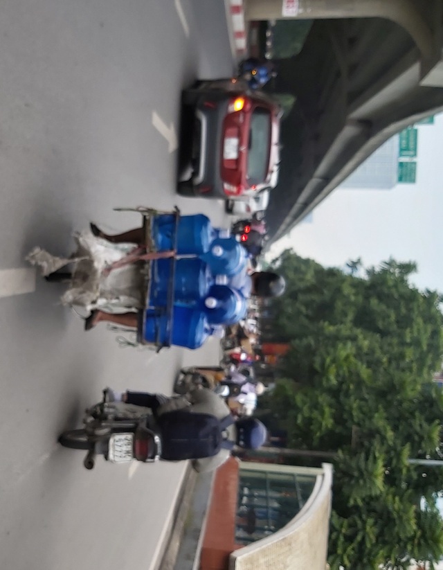 Hà Nội: Quầy nước siêu thị trống trơn, dân buôn nước hối hả, gắt gỏng - 6 Hà Nội: Quầy nước siêu thị trống trơn, dân buôn nước hối hả, gắt gỏng - 6