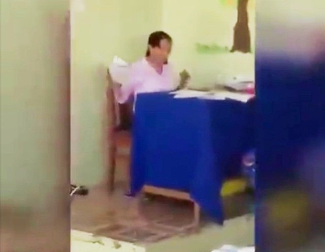 Tạm thời không cho “giáo viên bỏ vở học sinh xuống nền nhà” đứng lớp - 2 Tạm thời không cho “giáo viên bỏ vở học sinh xuống nền nhà” đứng lớp - 2