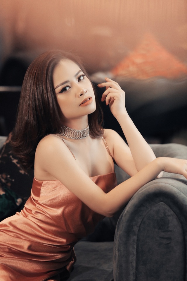 Dương Hoàng Yến diện váy sexy, khoe lưng trần gợi cảm - 4 Dương Hoàng Yến diện váy sexy, khoe lưng trần gợi cảm - 4