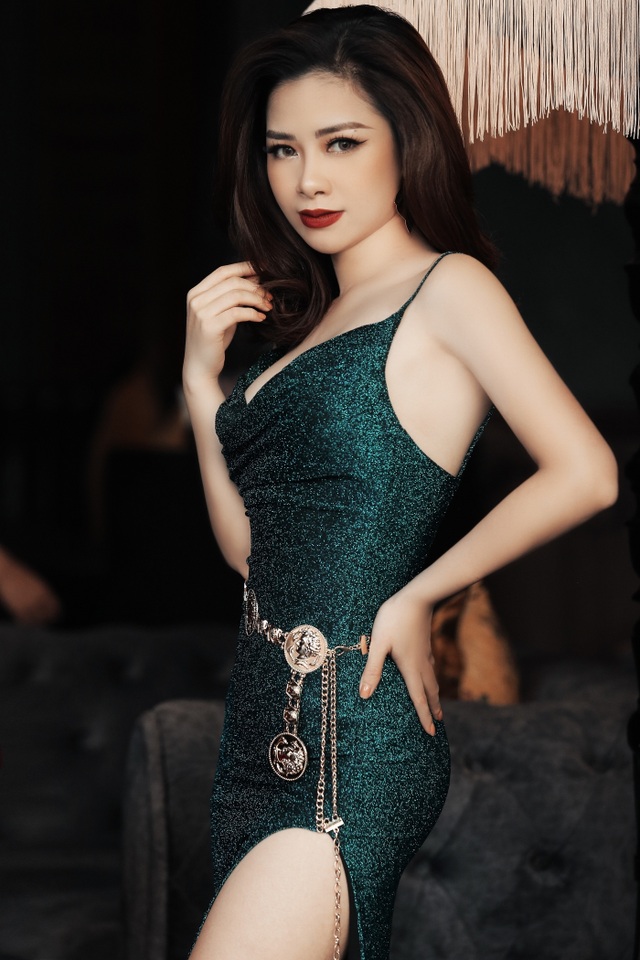 Dương Hoàng Yến diện váy sexy, khoe lưng trần gợi cảm - 5 Dương Hoàng Yến diện váy sexy, khoe lưng trần gợi cảm - 5
