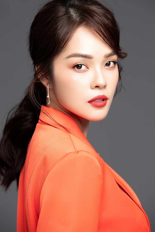 Dương Cẩm Lynh: “Giữa thời buổi vịn vào scandal để nổi tiếng, mẹ khuyên tôi cứ là mình” - 5 Dương Cẩm Lynh: “Giữa thời buổi vịn vào scandal để nổi tiếng, mẹ khuyên tôi cứ là mình” - 5