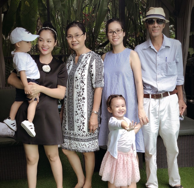 Dương Cẩm Lynh: “Giữa thời buổi vịn vào scandal để nổi tiếng, mẹ khuyên tôi cứ là mình” - 4 Dương Cẩm Lynh: “Giữa thời buổi vịn vào scandal để nổi tiếng, mẹ khuyên tôi cứ là mình” - 4