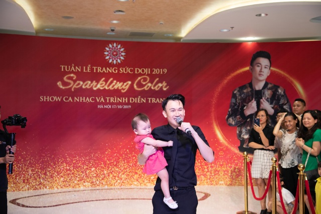 Hiếm khi hội ngộ fan Hà Nội, Dương Triệu Vũ diễn hết mình tại DOJI Tower - 3 Hiếm khi hội ngộ fan Hà Nội, Dương Triệu Vũ diễn hết mình tại DOJI Tower - 3