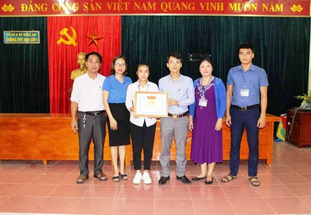 Khen thưởng nữ sinh trả lại 10 triệu đồng cho người đánh rơi - 1 Khen thưởng nữ sinh trả lại 10 triệu đồng cho người đánh rơi - 1