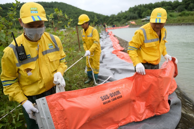 Một tuần sau sự cố, Công ty Nước sạch sông Đà đặt tấm lọc dầu - 8 Một tuần sau sự cố, Công ty Nước sạch sông Đà đặt tấm lọc dầu - 8