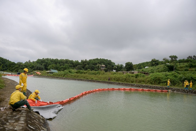 Một tuần sau sự cố, Công ty Nước sạch sông Đà đặt tấm lọc dầu - 10 Một tuần sau sự cố, Công ty Nước sạch sông Đà đặt tấm lọc dầu - 10