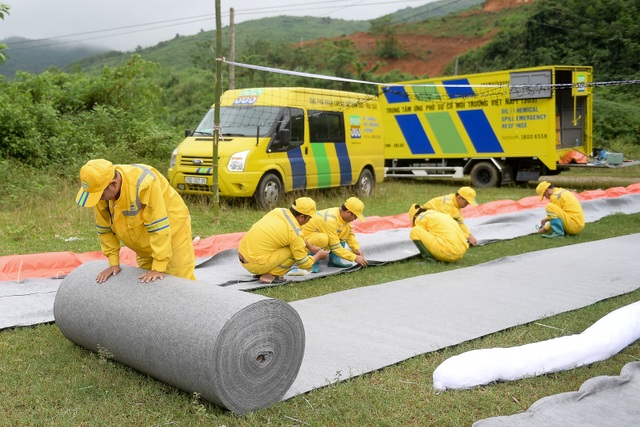 Một tuần sau sự cố, Công ty Nước sạch sông Đà đặt tấm lọc dầu - 5 Một tuần sau sự cố, Công ty Nước sạch sông Đà đặt tấm lọc dầu - 5