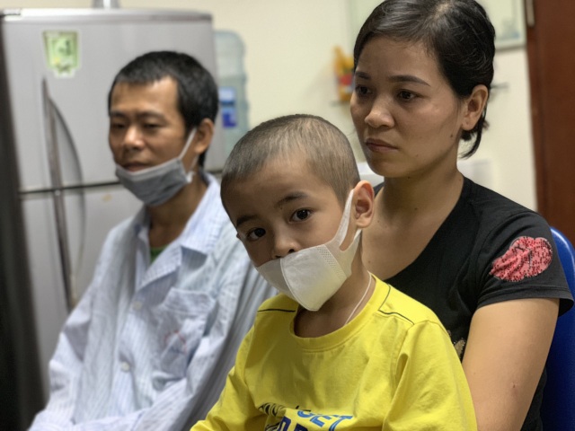 “Gia đình ung thư máu” được bạn đọc hỗ trợ gần 300 triệu đồng - 1 “Gia đình ung thư máu” được bạn đọc hỗ trợ gần 300 triệu đồng - 1