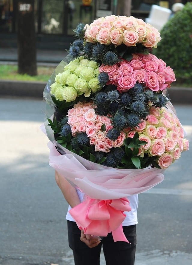 Lộ diện bình hoa “khủng” tặng chị em ngày 20/10 trị giá 60 triệu đồng - 7 Lộ diện bình hoa “khủng” tặng chị em ngày 20/10 trị giá 60 triệu đồng - 7